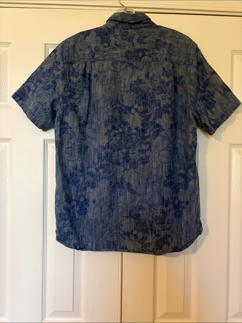 Tommy Bahama Short Sleeve Beach Blue Subtle Floral Button Down - Picture 2 of 6